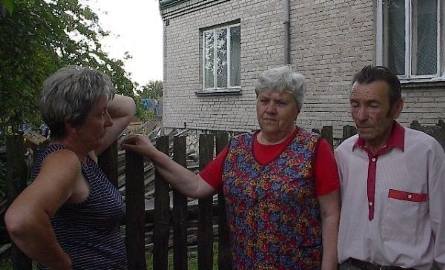 Nie da się tutaj żyć - żalą się najbliżsi sąsiedzi, od lewej Barbara, Janina i Tadeusz Kaletowie. - Szczury, myszy, robactwo przechodzi na nasze podwórko