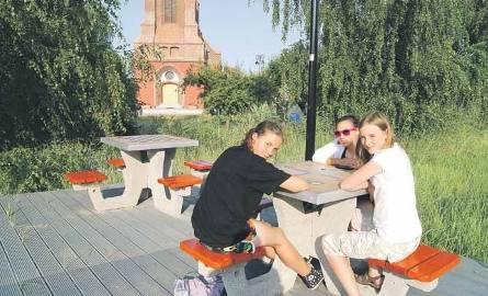 Patrycja Żelewska, Iga Andruszkiewicz i Dominika Nizińska grają w „Chińczyka” na promenadzie