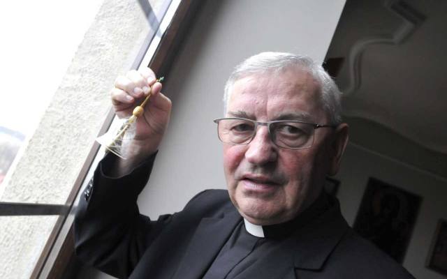 Ostatni felieton biskupa Tadeusza Pieronka: Jaki wiatr, taka polityka
