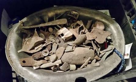 Archeologiczne znaleziska w mieszkaniu w Dolnej Grupie niedaleko Świecia. Przedmioty były wystawiane na sprzedaż w serwisie aukcyjnym