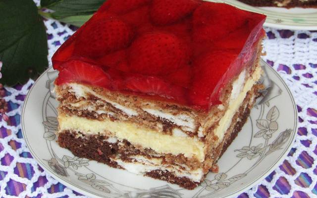 Przepisy na ciasta z truskawkami: z galaretką i budyniem. Ten smak pokocha każdy! 3.07.2023