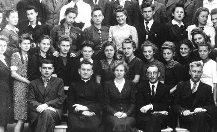 Fotografia została wykonana w 1945 roku. A są na niej uczniowie, którzy maturę zdawali trzy lata później. W pierwszym rzędzie siedzą profesorowie: Grzegorz