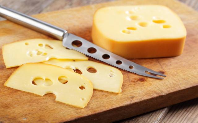 Miłośnik sera powinien zainwestować w specjalistyczny nóż do sera, a najlepiej dwa tego typu noże – jeden do miękkich serów, drugi do gatunków twardych. Otwory