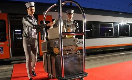 Najpierw z pociągu zostały wypakowane bagaże. W roli bagażowych: Aleksander Bigos i Patryk Kucharczyk.