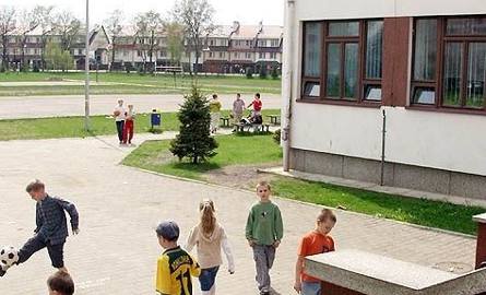 Na terenie Szkoły Podstawowej nr 9 w Tarnobrzegu są umieszczone dwie zewnętrzne kamery, które mają odstraszyć chuliganów.