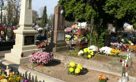 Z lewej nagrobek powstańca styczniowego ks. Jana Leszczyńskiego na cmentarzu parafialnym.