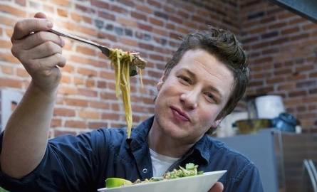 Jamie Oliver ostatnio zasłynął z akcji pomocy angielskim stołówkom. Tropi tłustości i słodycze.