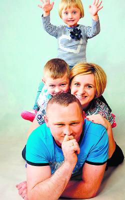 Rodzinna fotografia Justyny Kopacz z  dziećmi Bartoszem i Julią oraz mężem Robertem.