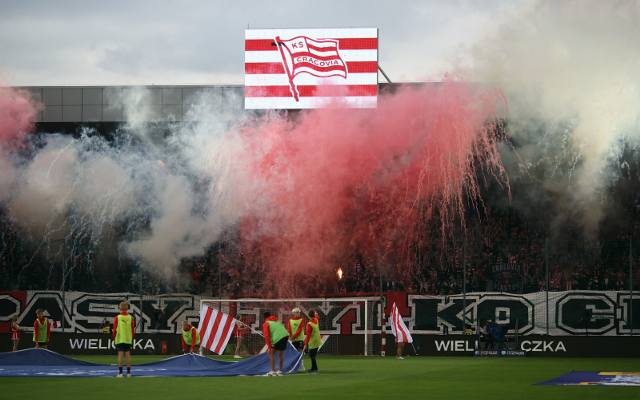 Skandaliczne sceny na stadionie Cracovii. Mecz z Widzewem przerwany, kibice obu klubów biegali po dachu. Na trybunach pojawił się też ogień