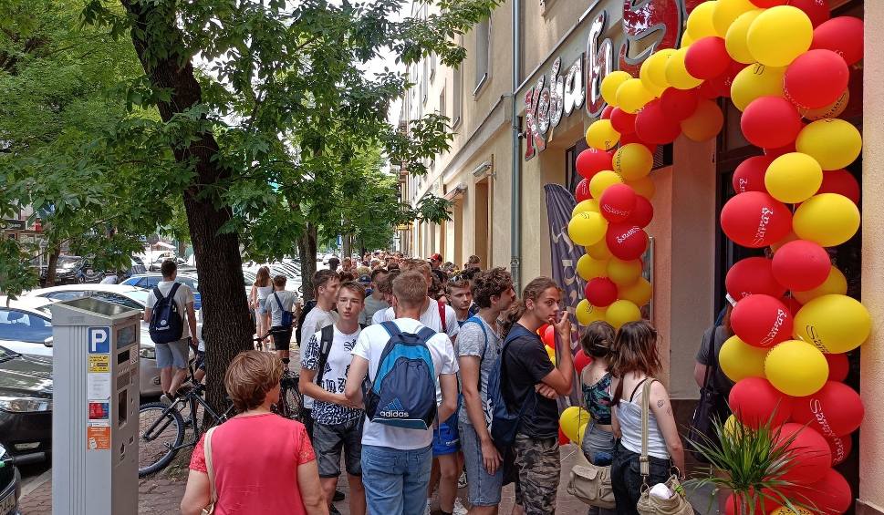 Film do artykułu: Ogromna kolejka przed Saray Kebab w Kielcach. Tłumy ustawiły się po darmowe jedzenie. Zobacz zdjęcia i film 