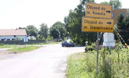 Według tych tablic zamieszczonych w Gębarzowie za Sołtykowem dojedziemy do Kowali, ale przez Szydłowiec.