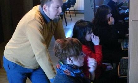 W Osieku prowadzi zajęcia w ramach projektu Polska Cyfrowa Równych Szans. Jako „latarnik”, uczy stawiać pierwsze kroki w cyfrowym świecie.