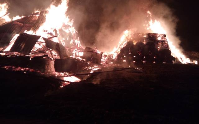 Pożar stogu i stodoły pod Jarocinem. Ogień gasiło dziewięć zastępów straży pożarnej