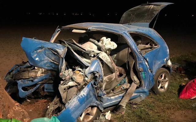 Wypadek w Buku: Samochód uderzył w drzewo. Nie żyje kierowca [ZDJĘCIA]