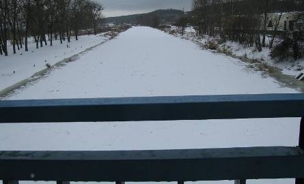 W Drezdenku nie widziano tego od dawna! Rzeka Noteć zamarzła i pokryła się śniegiem (zdjęcia)