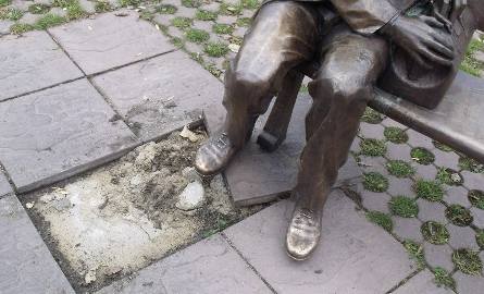 Wandale zniszczyli pomnik Józefa Psarskiego. Za wskazanie sprawcy wyznaczono wysoką nagrodę (zdjęcia)