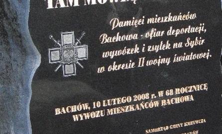 Pamiątkowy głaz postawiony przed Szkołą Podstawową w Bachowie, w 2008 r., w 68. rocznicę wywózek.