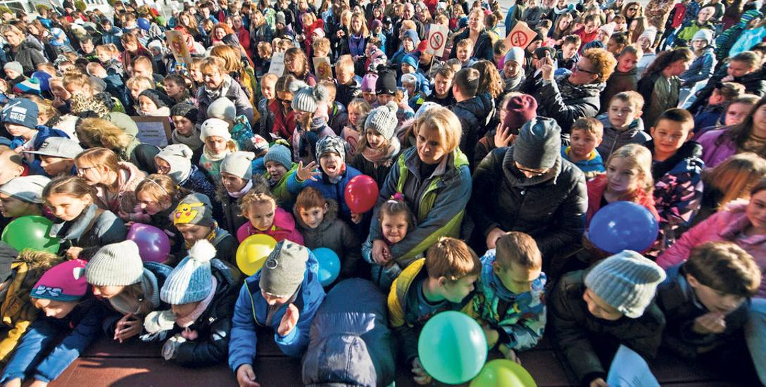 Przed koszalińskim ratuszem mundurowi rozmawiali z dziećmi i młodzieżą o profilaktyce, przekonywali do życia bez uzależnień