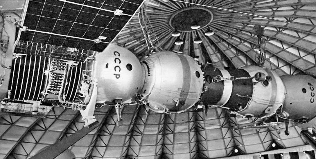 Rok 1972. Wielka wystawa osiągnięć radzieckiej kosmonautyki w OPT. W pawilonach (tu jeden ze Spodków Gottfrieda) prezentowano m.in. statek Sojuz.