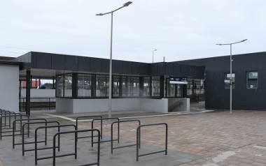 Na przebudowanej stacji w Oświęcimiu pasażerowie mogą już korzystać m.in. z czterech zadaszonych peronów i przejścia podziemnego
