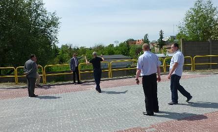 Burmistrz Leszek Duszyński pokazuje teren, o który ma być powiększony parking.