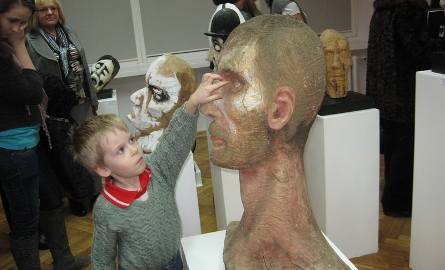 Rzeźba Mirosława Kołsuta zrobiła duże wrażenie na pięcioletnim Marku Kwietniu.