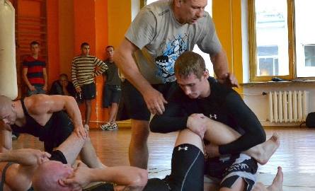 Adepci MMA podczas sobotniego treningu otrzymywali wskazówki od trenera Spartakusa Rzeszów, Krzysztofa Bańkowskiego (szara koszulka).