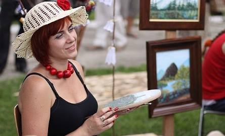 Helena Szamańska z Kozienic na jarmarku wystawiła swoje obrazy i prace z koronki. – Właśnie maluję obraz na konkurs, to iłżecki pejzaż.