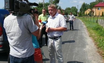 Dyrektor Powiatowego Zarządu Dróg w Stalowej Woli Piotr Śliwiński zapowiada remont drogi w Nowinach.