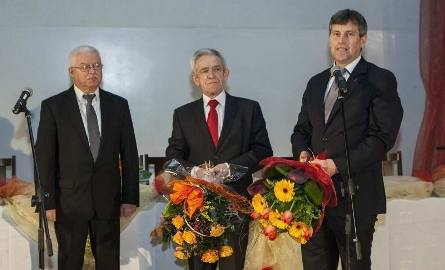 Wśród licznych mówców gratulujących laureatom byli także szefowie samorządu powiatowego (od prawej) Zbigniew Kierkowski, Marek Długosz i Marek Omast