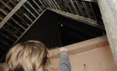 Na strychu, który sąsiaduje z lokalem zajmowanym przez panią Annę, nie ma sufitu. A w dachu są takie dziury, że kilka dni temu śnieg wsypywał się do