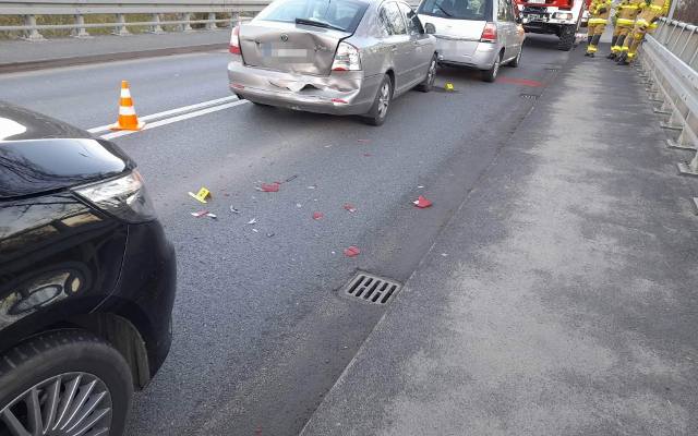 Trasę Mszana Dolna - Kraków zablokował wypadek w Kasince Małej. Zderzyły się trzy auta