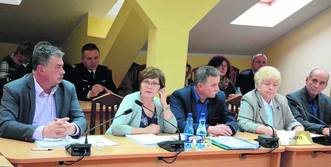 Radna Zofia Nowicka (druga od prawej) uważa, że remont drogi w Dalewie powinien być wykonany w 2018 r.