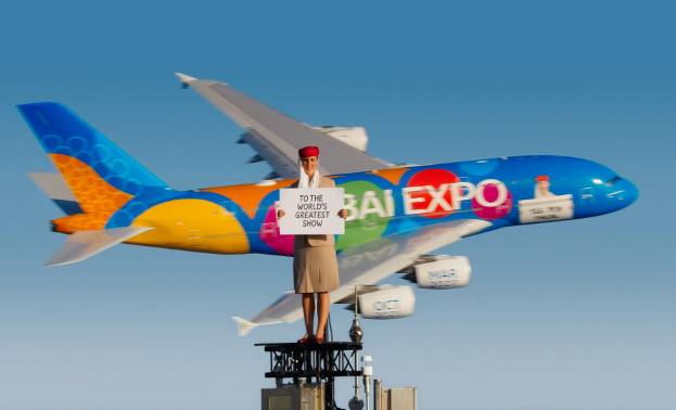 Linie Emirates przygotowały nową wersję słynnej reklamy Expo 2020 ze stewardessą na szczycie najwyższego wieżowca świata - Burdż Chalifa. Wystawa światowa