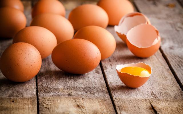 Tak sprawdzisz, czy jajko jest świeże. Test świeżości jaj w szklance z wodą i inne proste metody