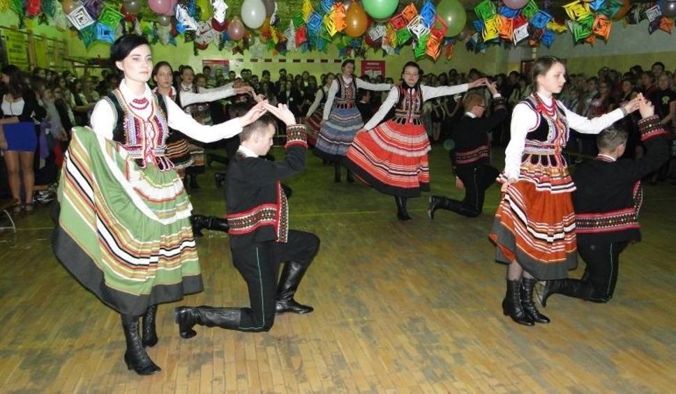 Od poloneza, którego zatańczyli uczniowie w strojach ludowych z X Liceum Ogólnokształcącego w Radomiu rozpoczął się 12 Bal Wolontariusza.