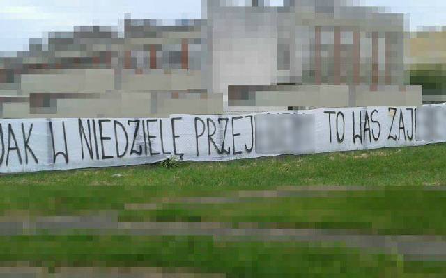 Lech Poznań: Kibice grożą piłkarzom? W okolicach stadionu pojawił się transparent: 