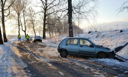 Renault uderzyło w drzewo. Pijany kierowca uciekł
