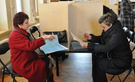 Największy tłok w lokalach wyborczych w Tarnobrzegu panował tuż po mszach świętych. Na zdjęciu Obwodowa Komisja numer 8 na osiedlu Serbinów.