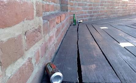 Niestety na murach - których fragment osunął się - znaleźliśmy butelki i puszki, widoczny ślad, że na zabytku odbywają się alkoholowe biesiady.