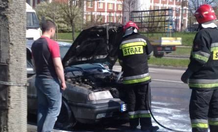 Samochód zapalił się przy Żeromskiego. Strażacy gasili komorę silnika (foto)