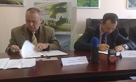 Prorektor PB prof. Lech Dzienis i Radosław Górski dyrektor Budimexu podpisują umowę