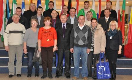 Świętokrzyscy rolnicy oraz ich rodziny w Parlamencie Europejskim. W dolnym rzędzie od lewej: Ryszard Kuśnierz, Janina Suchojad, Bernardyna Czerw, Wiesław