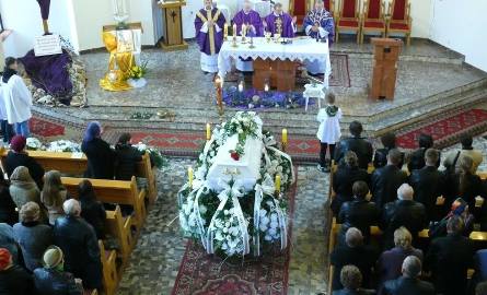 Msza żałobna w kościele w Krzakach