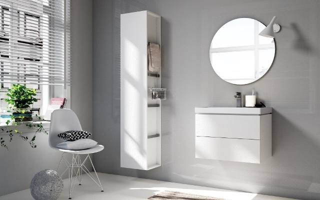 Łazienka, w której dominuje biel połączona z odcieniami szarości wydaje się większa i idealnie sprawdzi się w mieszkaniu urządzonym ponadczasowym w stylu