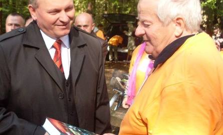 Burmistrz Iłży Andrzej Moskwa wręczył nagrodę książkową Jerzemu Biwanowi, najstarszemu uczestnikowi rajdu
