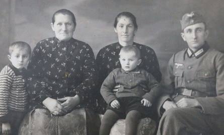 Zdjęcie z lat wojny. Obok Paula Niestroja siedzą jego żona i teściowa oraz dwaj synowie – Wiktor i Ginter.