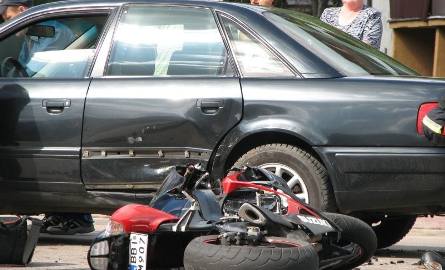 Motocykl rozbił się o audi! 19- latek walczy o życie (zdjęcia)