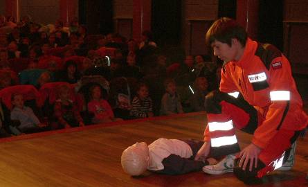 Maluchy mogły obserwować, jak ratownicy medyczni udzielają pierwszej pomocy fantomowi "Juniorowi”.