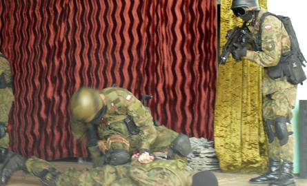 Pokaz walki z terrorystami w wykonaniu żołnierzy Strzelca.